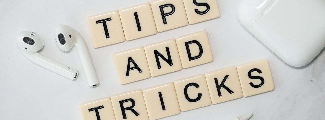 Buchstaben-Bauklötze buchstabieren den Titel Tips And Tricks