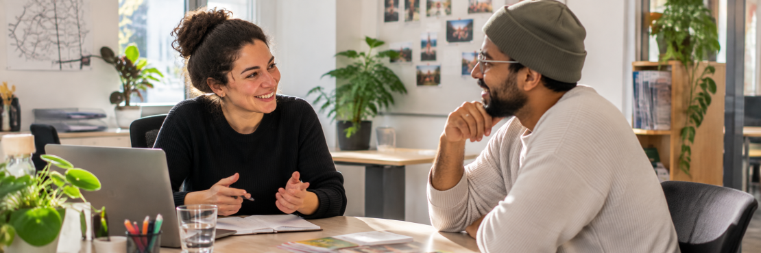Beratungsgespräch, Frau und Mann in einem Büro